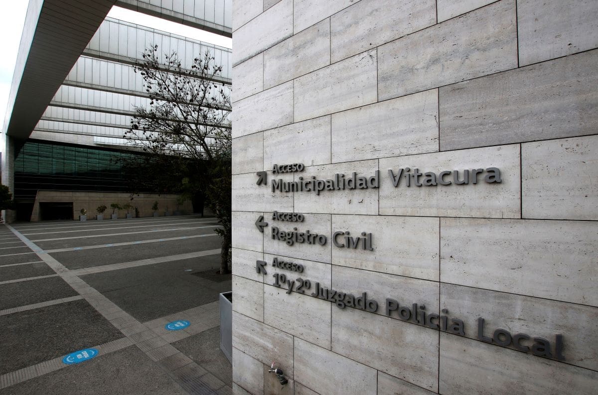 Caso Vitacura: Funcionaria reveló que debía dar sobres con dinero a ex-alcalde Raúl Torreallba