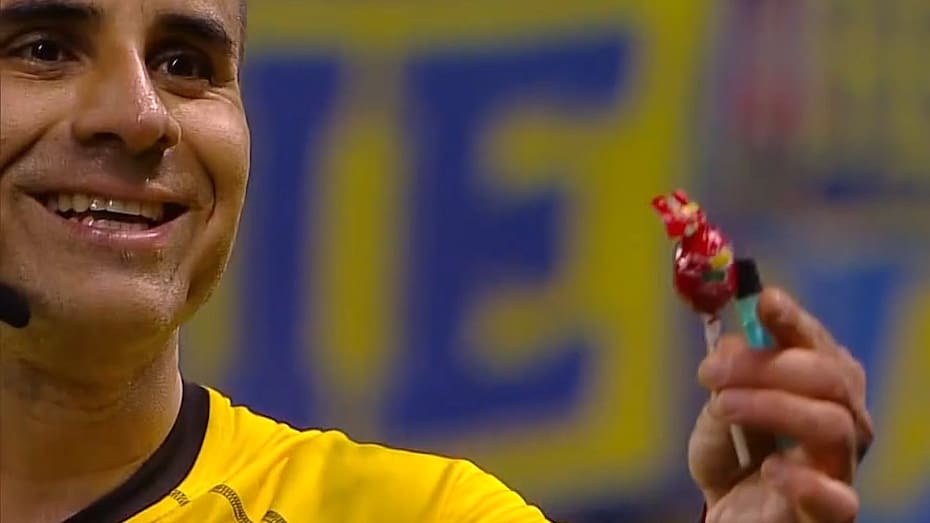 Retira un coyac en el partido entre Ñublense y Everton.