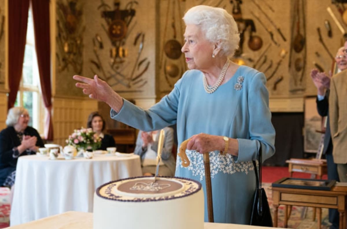 El conmovedor gesto de la Reina Isabel II a su marido, utilizó el bastón del príncipe Felipe durante un evento público