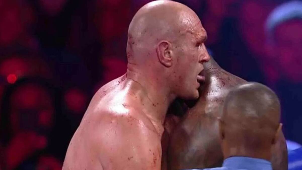 ¿Una burla? Tyson Fury lamió la sangre de Deontay Wilder en plena pelea
