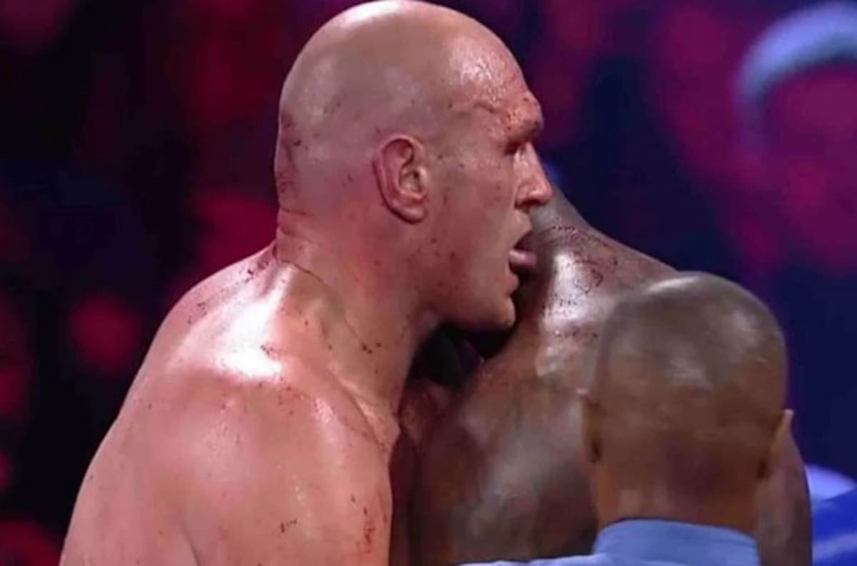 ¿Una burla? Tyson Fury lamió la sangre de Deontay Wilder en plena pelea