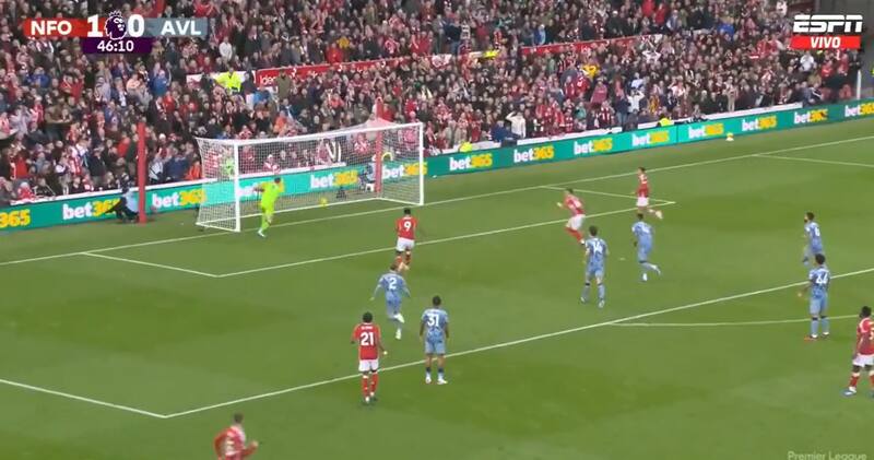 El arquero no pudo evitar un gol atajable