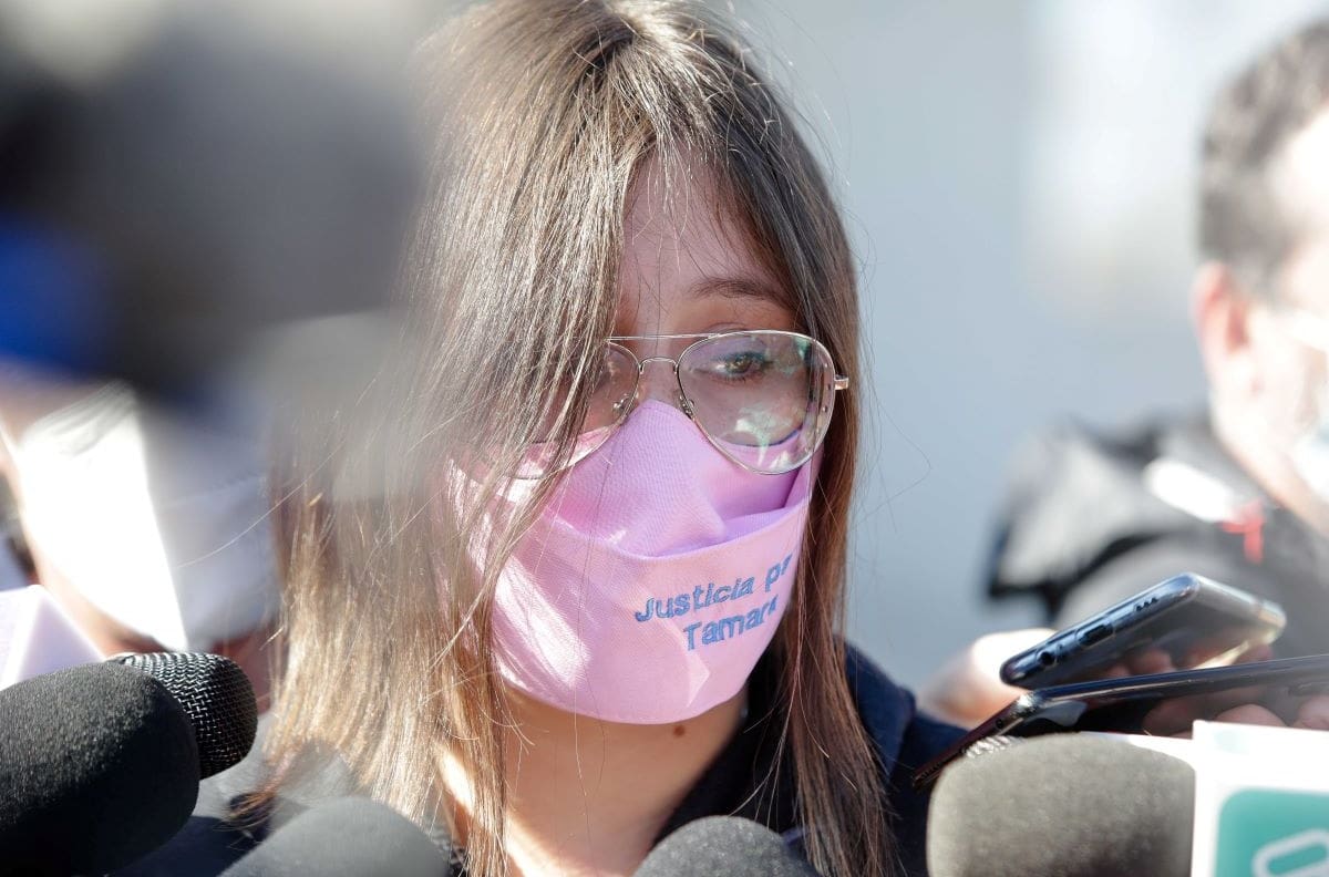 Padres de Tamara Moya llegaron a despedir a Tomás Bravo: "La familia quiso que estuviéramos acá"