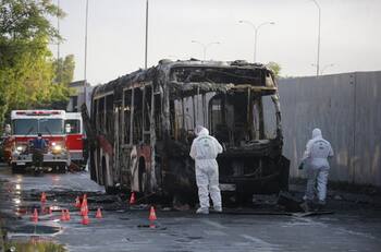 Desconocidos quemaron bus Red en la comuna de San Joaquín