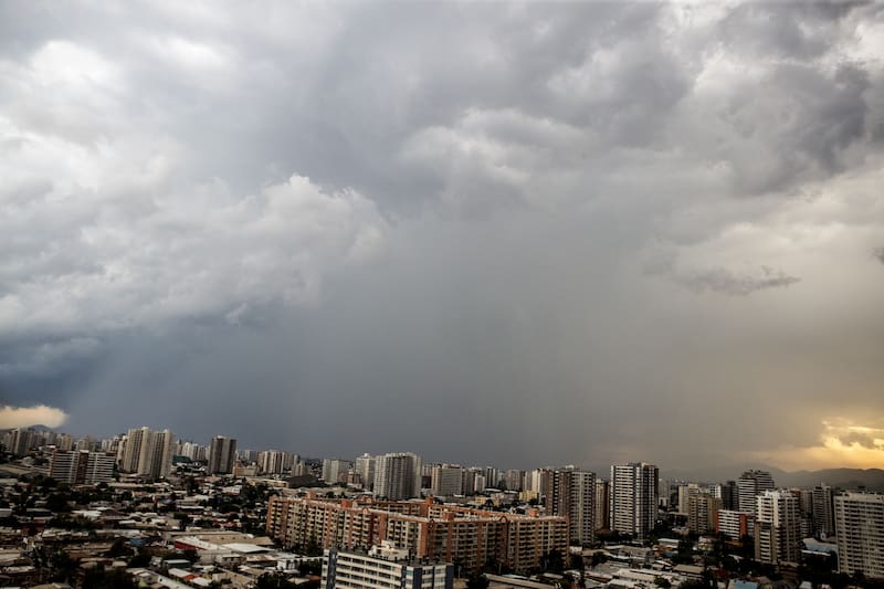 Las precipitaciones en la capital se darían desde las 14:00 horas. Foto: Agencia Aton.