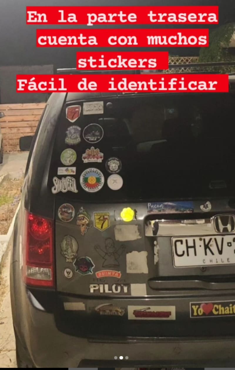 La camioneta, según Paul Vásquez, es fácilmente identificable por la gran cantidad de stickers que tiene en la parte trasera.