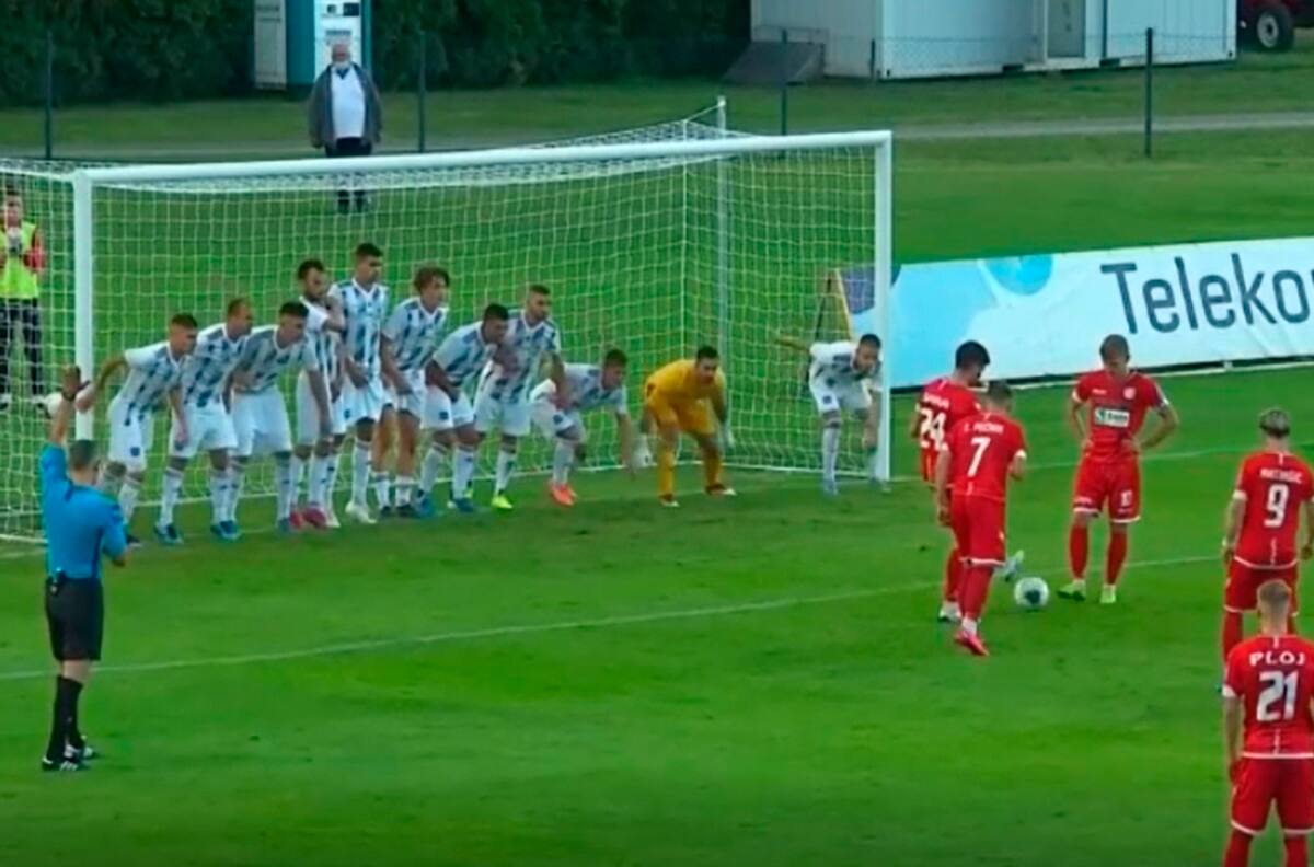 ¡Al ángulo! El increíble golazo de falta indirecta en el fútbol de Eslovenia