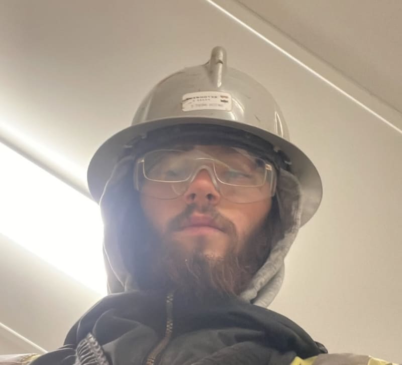 Es el hijo menor de Cata Pulido.