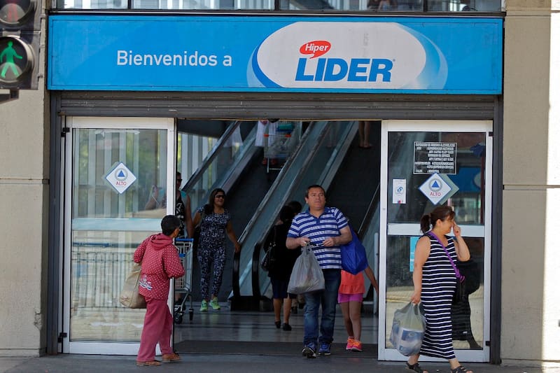 Concepción 10 de enero 2016
Aunque el llamado a funar y no comprar en los supermercados involucrados en el último caso de colusión no tuvo efecto masivo, de igual forma un grupo de personas llegó hasta el Hipermercado líder de Av Prat en Concepción para manifestar su descontento. En el lugar se vió una menor afluencia de público en comparación con un domingo normal.
Alejandro Zoñez/AtonChile