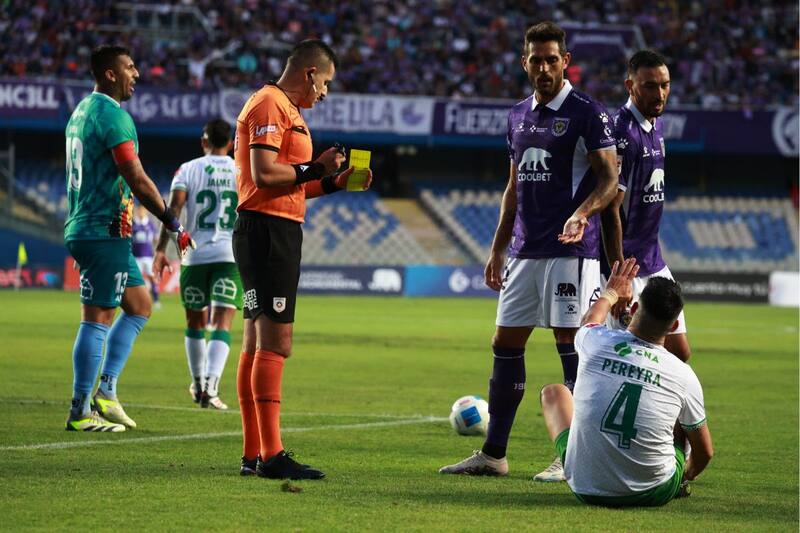 El árbitro es foco de críticas en Temuco. Foto: Agencia Aton.
