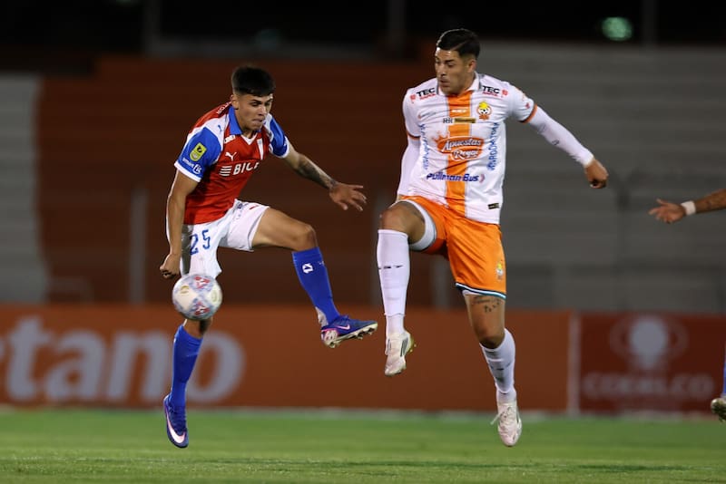 El delantero fue de los mejores de la UC. Foto: Agencia Aton.