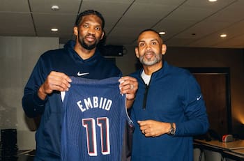 La traición de Joel Embiid a Francia: Le escribió una carta al presidente Macron