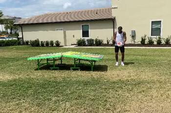 Rivaldo se entretiene en la cuarentena jugando tenis fútbol contra sí mismo