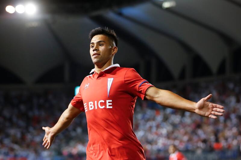 Alexander Aravena celebrando por la UC. Foto: Agencia Aton.