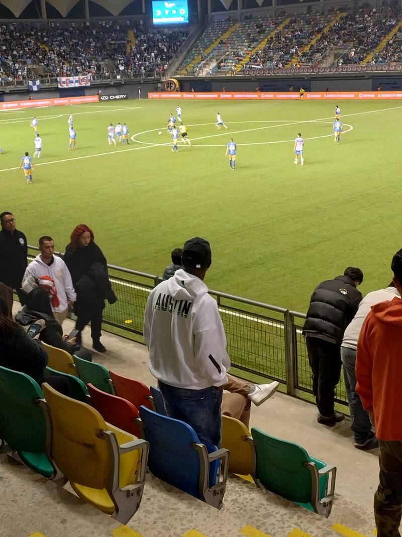 El exfutbolista colombiano mirando a su hijo, Jhojan, en el Bicentenario de La Florida.