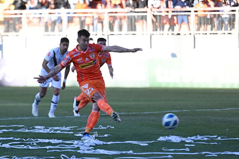 El delantero con la camiseta de Cobreloa en 2022. Foto: Aton