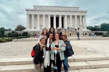 Máximo Menem y Laura de la Fuente revelan nuevas imágenes de sus looks en la fiesta de gala y su gira de estudios