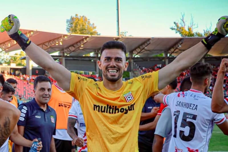 El portero de Curicó está feliz en Chile. Foto: Instagram Damián Tello.