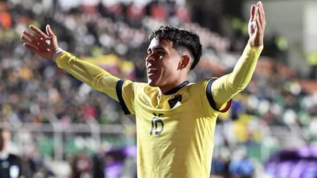 Kendry Páez: el delantero ecuatoriano de 16 años que le mete miedo a La Roja