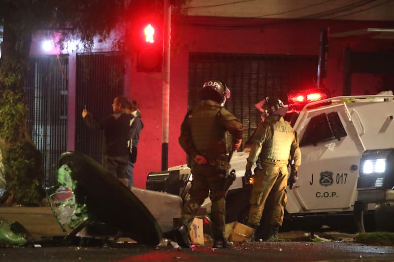 Dos uniformados serán formalizados por la muerte de dos hinchas de Colo Colo antes del partido frente a Fortaleza. Foto: Agencia ATON.