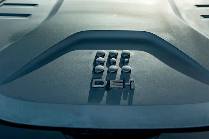 Demora unas cuatro horas en recuperar la carga por completo en un enchufe domiciliario.