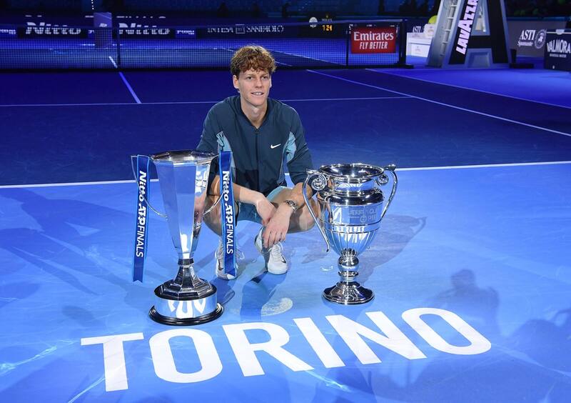 Sinner con las copas que lo acreditan como campeón del ATP Finals y número uno de la temporada. EFE