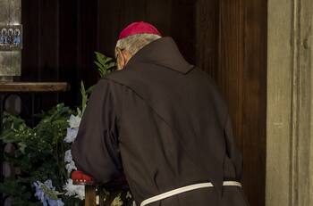 Detienen a cura por posesión de pornografía infantil: guardaba más de 400 mil fotos y videos