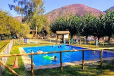 Este camping natural es una excelente opción para ir con niños y niñas: Posee piscinas y una mini granja