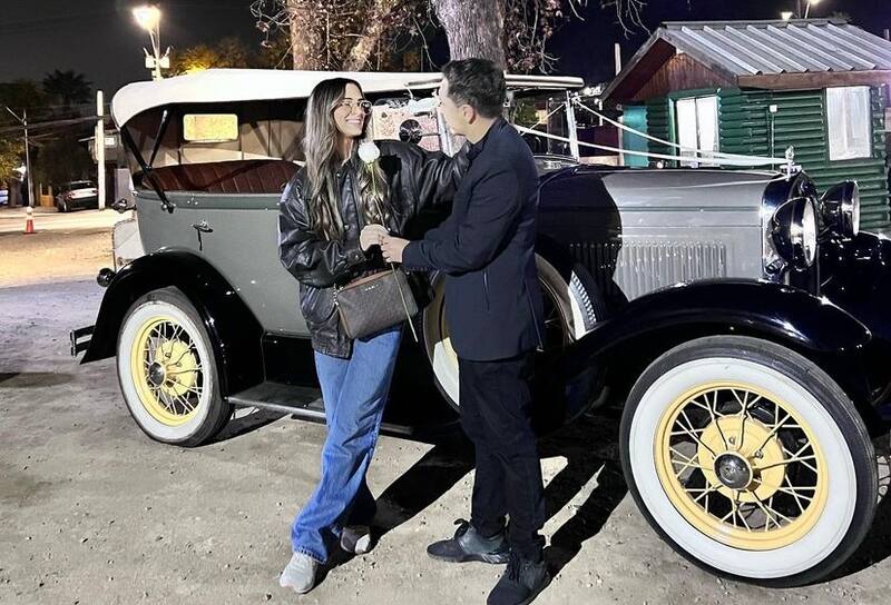 La pareja con uno de los autos para trasladar a los novios en su gran día / Instagram