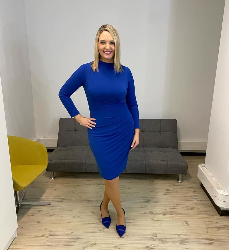 Allison Göhler usa un vestido en tonos azules.