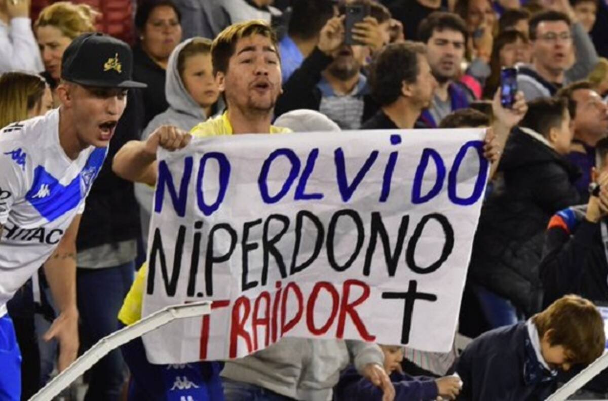 "El que no salta..." El terrible recibimiento de los hinchas de Vélez a Mauro Zárate