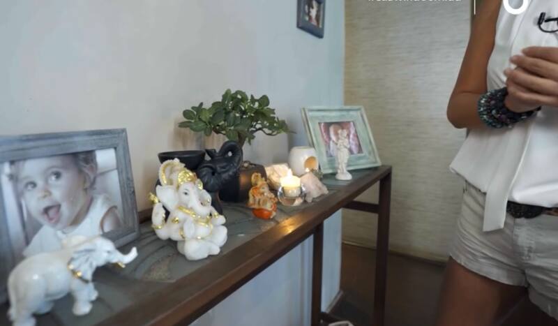 Ángeles Araya muestra su mesa de arribo que realizó su padre.