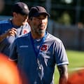 “Apresurar mi carrera como DT en el fútbol chileno no tiene sentido; así se cometen muchos errores”
