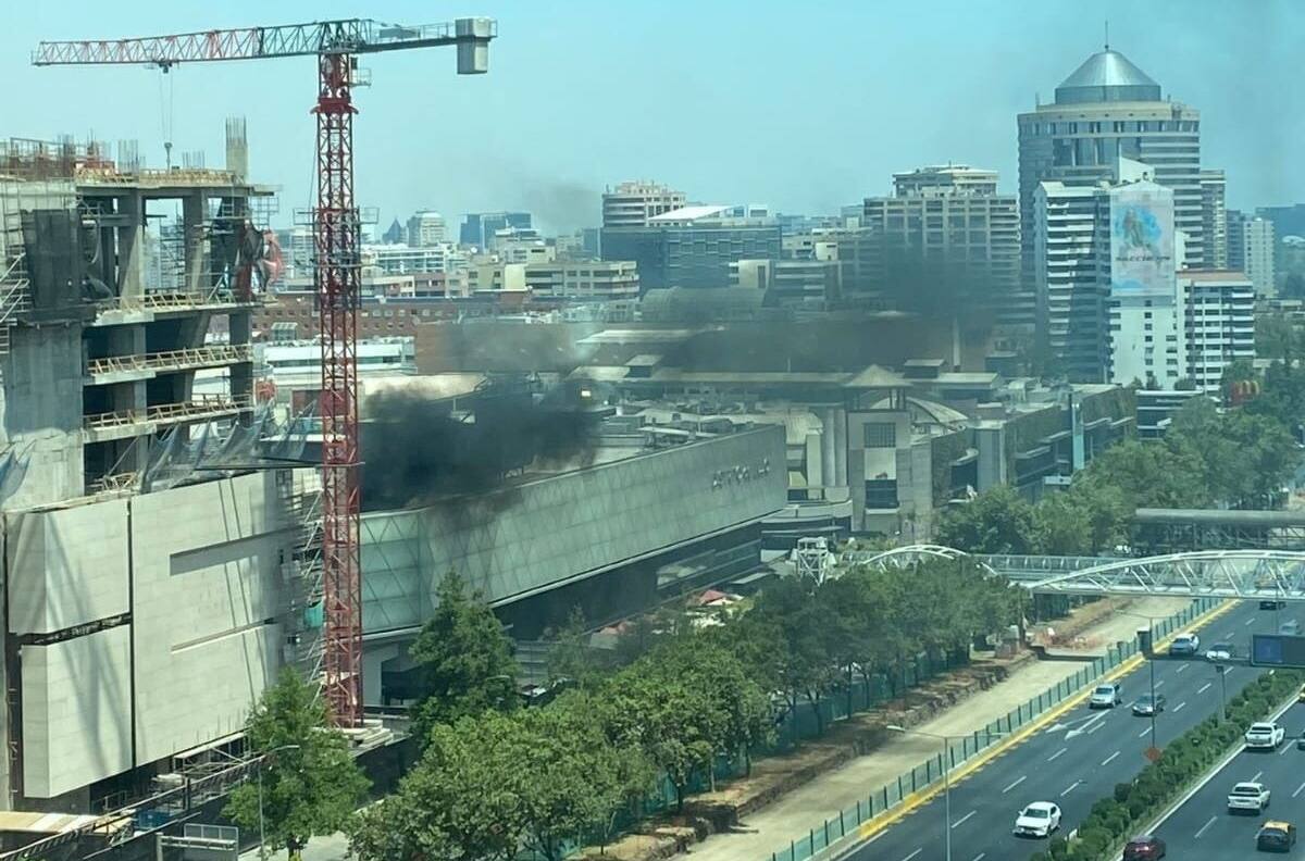 Descartan incendio en el Mall Parque Arauco: generador provocó emanación de humo