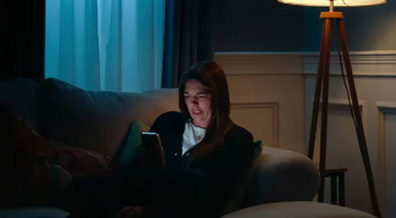 La madre de la joven es la acosadora.