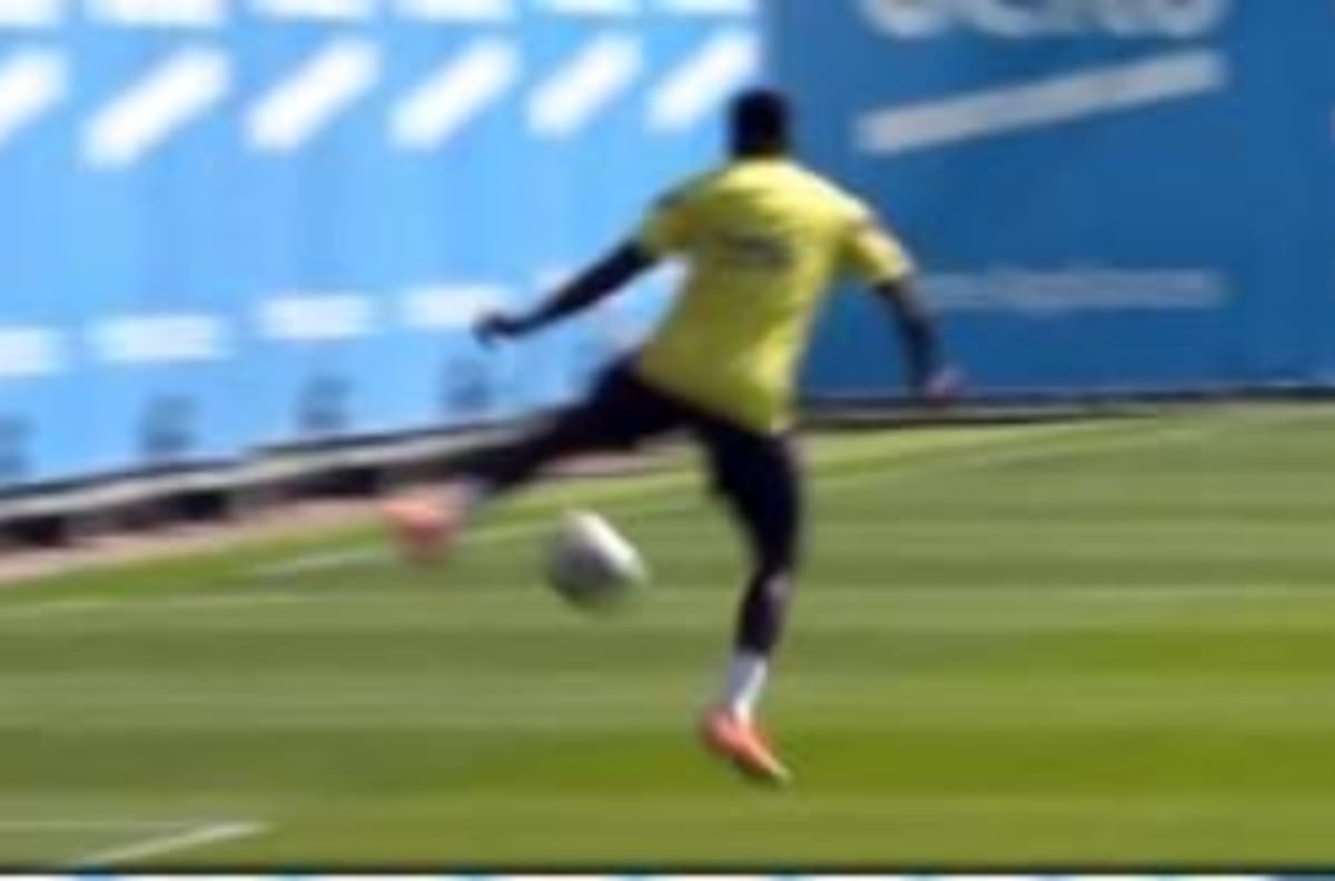 Umtiti brilló en el entrenamiento del Barcelona con un golazo de taco