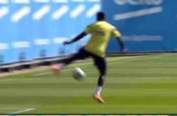 Umtiti brilló en el entrenamiento del Barcelona con un golazo de taco