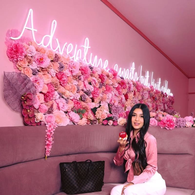 Este lugar es para que las fanáticas de redes sociales vayan a sacar las mejores fotografías y vivan la vida color de rosa. Créditos: Émilie Coffee