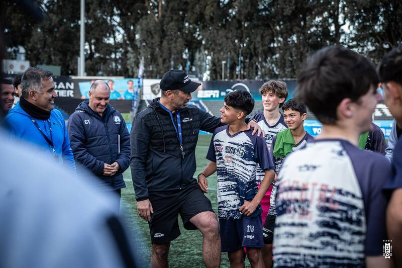 Rodrigo Pérez y Hernán Torres participaron en un nuevo curso Conmebol de fútbol juvenil. (Foto: @AUFImpulsa)