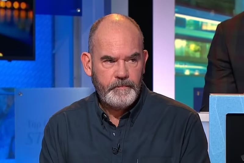 El comunicador fue despedido tras comentarios despectivos al fútbol femenino.