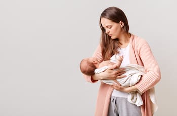 Maternidad en soledad: ¿Cómo afecta a la salud mental de la madre criar sin una red de apoyo?