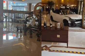 VIDEO | Por el robo de su computador: Huésped estrelló su vehículo de lujo contra el hotel Shanghái en China