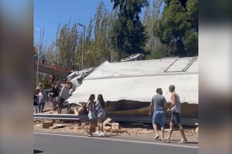 Camión con papas fritas se vuelca y las personas no ayudan al conductor. Créditos: Captura Video