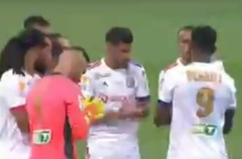 Conmovedor minuto de aplausos en la final de la Copa de La Liga en Francia