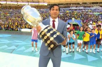 Se robó todas las miradas: Matías Fernández fue el encargado de entregar trofeo de Copa América