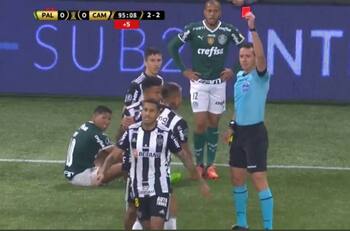 VIDEO | Innecesario: Eduardo Vargas se hizo echar sin sentido en caliente partido de Copa Libertadores