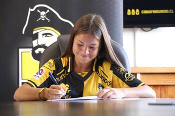 Mundialista con La Roja es la primera futbolista en firmar contrato profesional con Coquimbo Unido