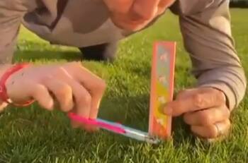 James Milner midió y cortó el césped de su casa para entrenar como en Anfield