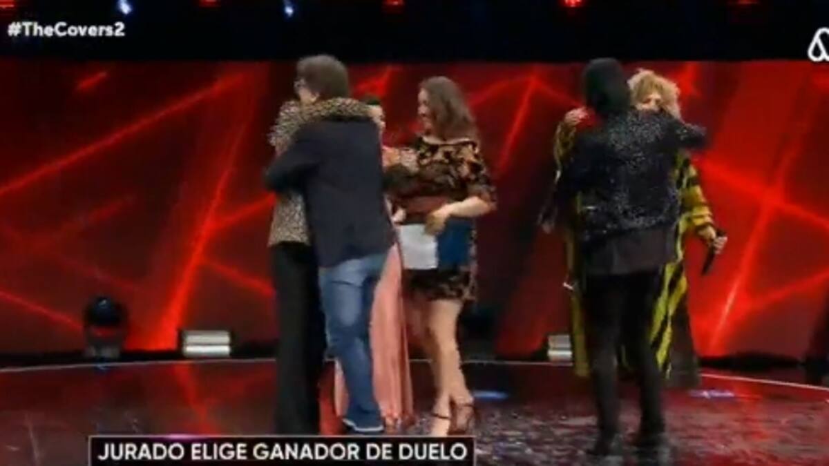 "Es algo mágico": Jurados de "The Covers 2" suben al escenario para abrazar a dos competidores tras reñido duelo