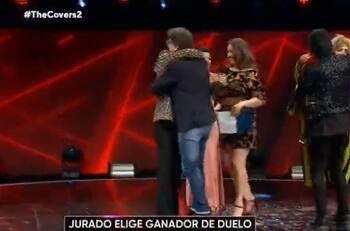 "Es algo mágico": Jurados de "The Covers 2" suben al escenario para abrazar a dos competidores tras reñido duelo